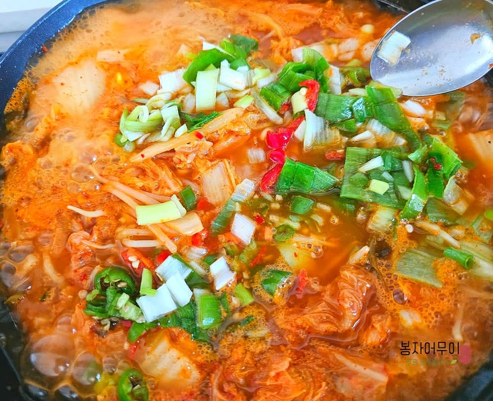 계란 1개와 다진 대파를 올리고 바글바글 끓여서 식탁에 올려줍니다.