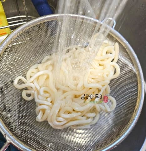 우동 사리는 냉동해두었다가 해동 후 흐르는 물에 세척합니다.