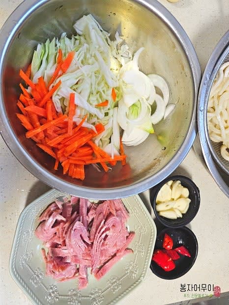양배추와 당근은 세척한 뒤 적당한 크기로 썹니다.