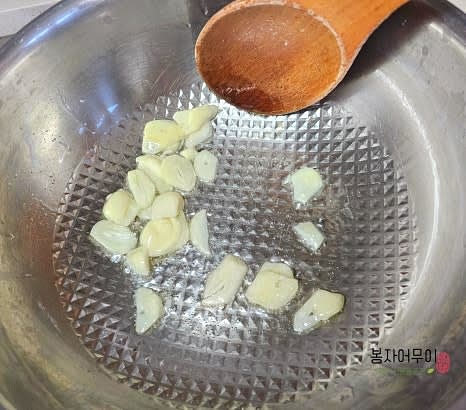 예열된 프라이팬에 기름을 넉넉히 두르고 마늘을 먼저 볶아줍니다.