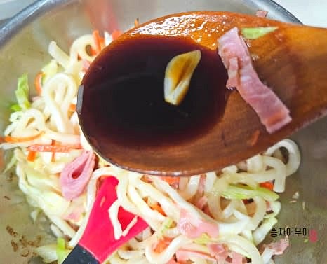 간장 4스푼과 데리야끼 소스 2스푼을 넣어 섞어줍니다.