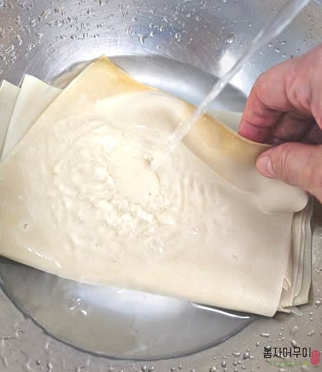 뜨거운 물에 포두부를 잠시 담갔다가 흐르는 물로 헹구어줍니다.