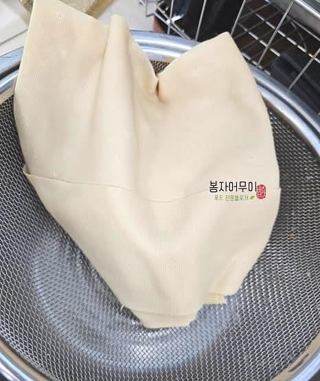 채반에 받쳐 물기를 빼주세요.