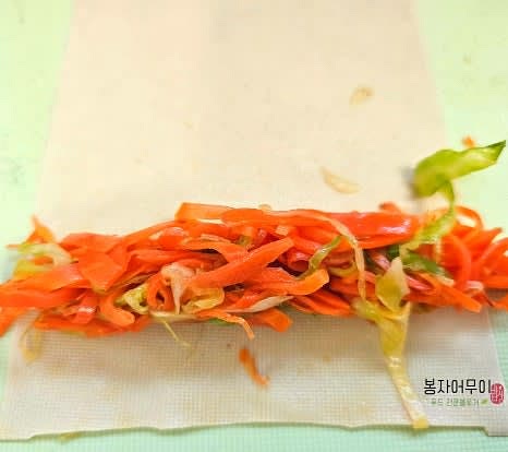 양배추 당근라페를 준비하여 적당량을 포두부 위에 올립니다.