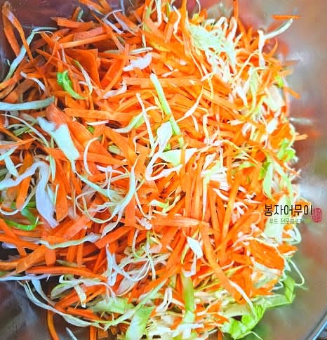 세척한 당근과 양배추를 얇게 채썰어 준비합니다.