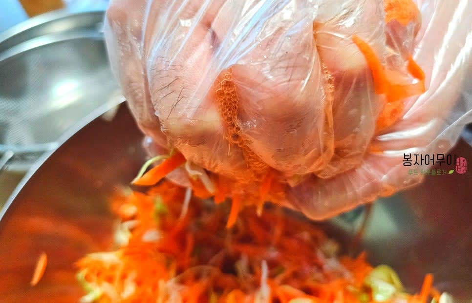 절여진 채소에서 물기를 꼭 짜줍니다.