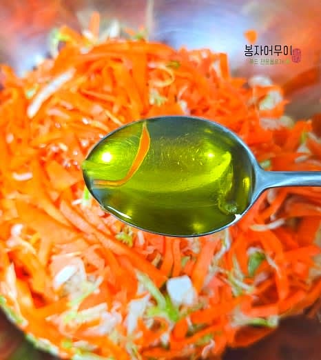 올리브오일, 레몬즙, 홀그레인머스터드, 올리고당, 후추를 모두 섞어 드레싱을 만듭니다.