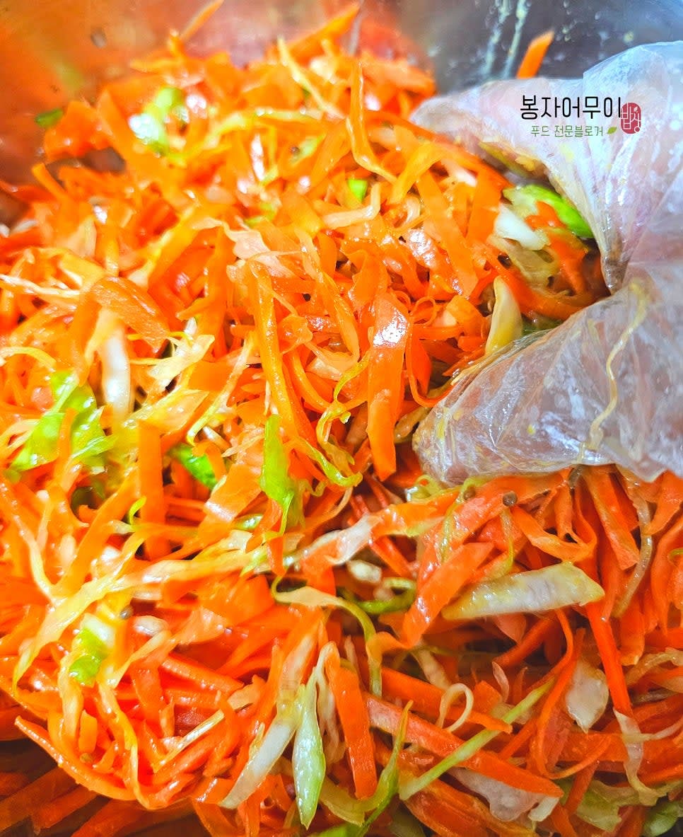 짜낸 채소에 드레싱을 골고루 버무려 줍니다.