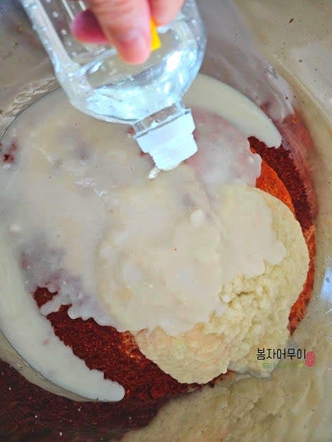 찹쌀풀과 간 양념을 섞은 후 고춧가루 550g과 혼합합니다.