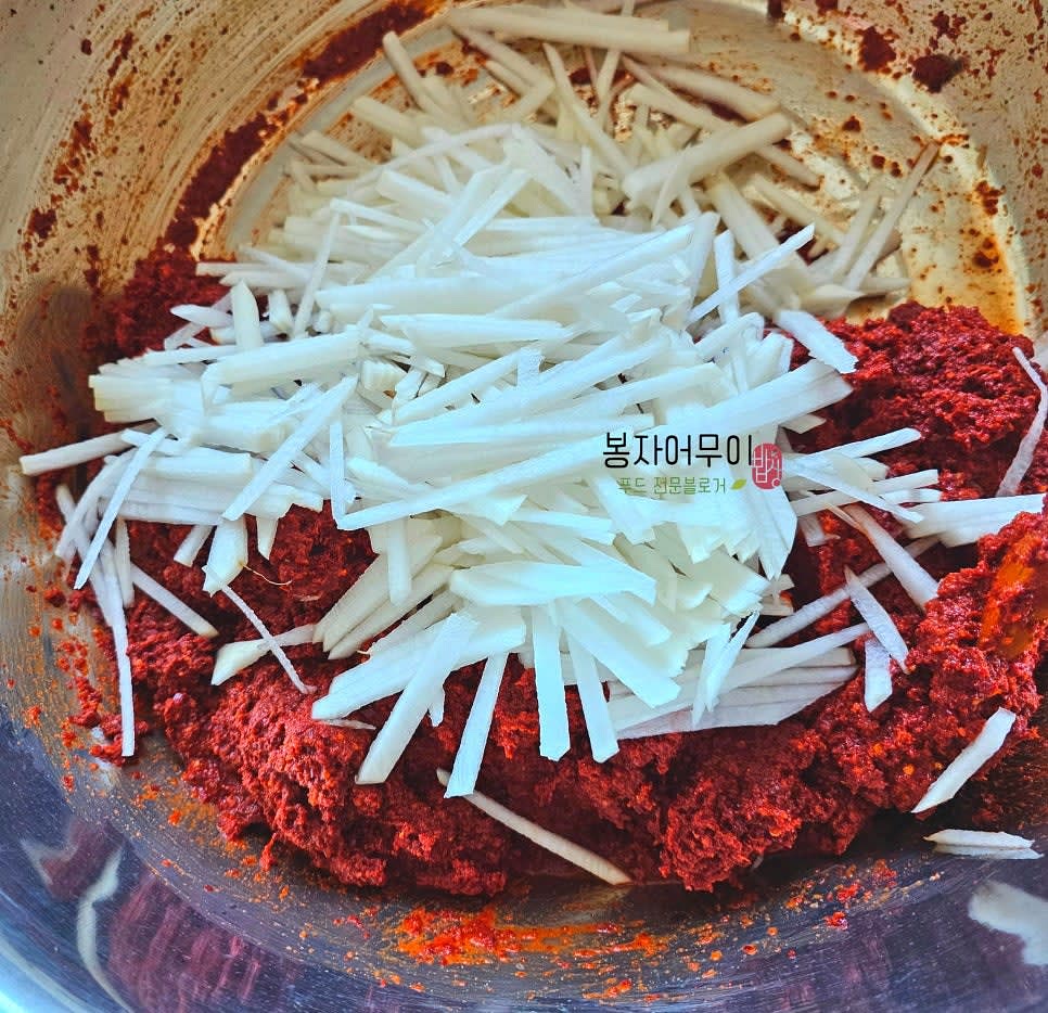 무는 반개를 체 썰어 양념에 섞어줍니다.