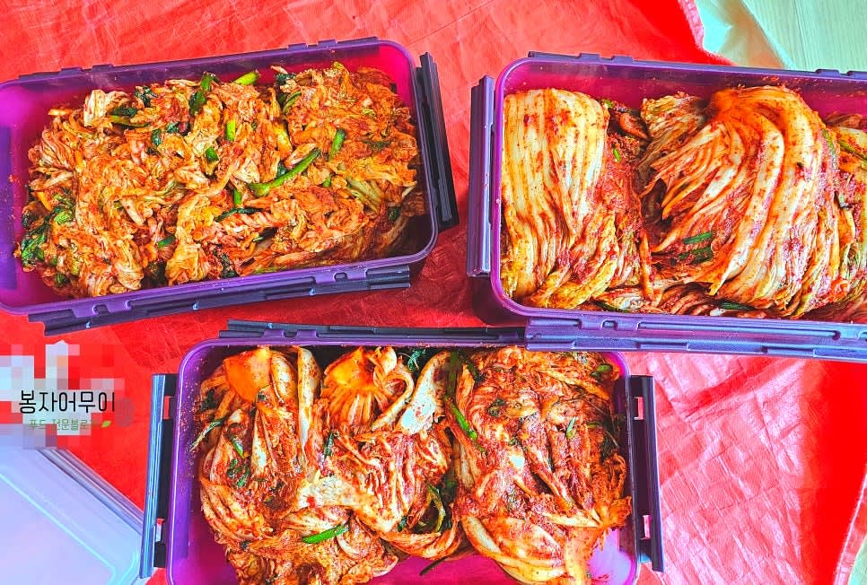 완성된 김치는 통에 담아 실온에서 발효시킨 후 냉장 보관합니다.