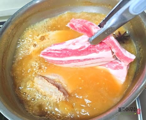 통삼겹과 삼겹살에 물을 부어주고 된장, 맛술을 넣고 팔각이나 양파, 생강, 마늘, 대파 등을 넣어 삶아줍니다. 통삼겹 넣고 15분, 삼겹살 넣고 10분 정도 삶아주니 딱 알맞게 삶아져요.