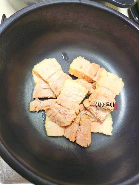 뚝배기에 통삼겹 수육을 넣어주고 사골곰탕을 적당히 넣고 끓여줍니다. 거품은 걷어주고 끓어오르면 다져둔 대파를 넣고 밥상에 올려줍니다.