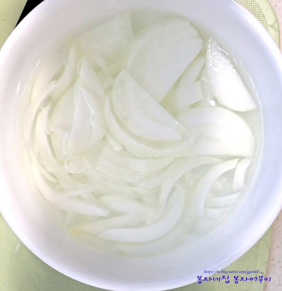 양파 반 개를 채 썰어 물에 담가서 매운맛을 제거합니다.
