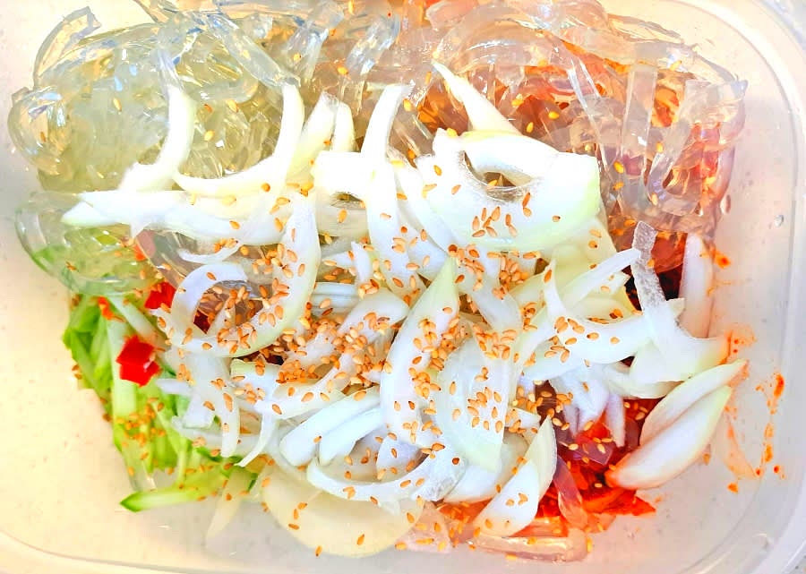 양념한 김치를 우뭇가사리와 함께 준비된 재료에 섞습니다.