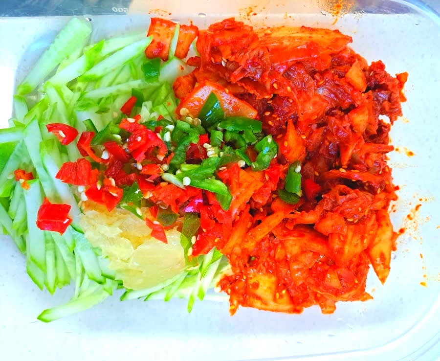 청홍고추는 다져 넣고 마늘은 곱게 다져 추가합니다.