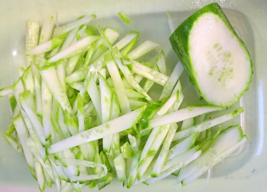 오이 1개를 채 썰어 준비합니다.