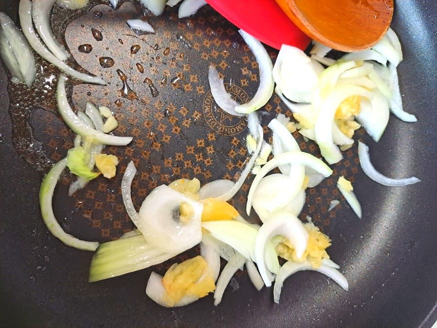 프라이팬에 들기름 2스푼을 두르고 양파와 마늘을 먼저 볶아줍니다.