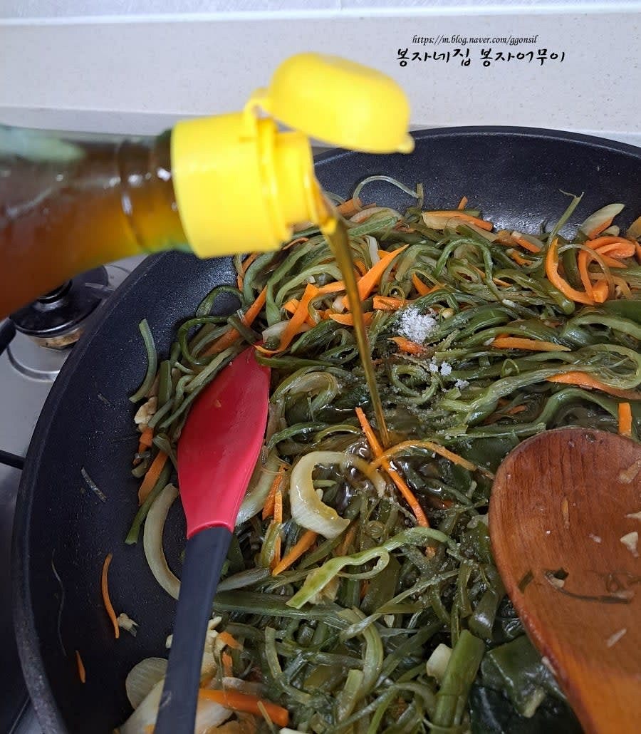 양파가 살짝 익으면 당근과 준비한 미역줄기를 넣고 볶아줍니다.