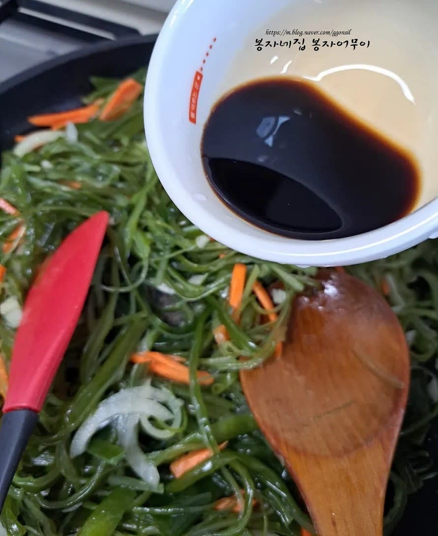 미역줄기가 약간 투명해질 때쯤 국간장 50ml와 소금 1스푼을 중간에 넣고 더 볶아줍니다.