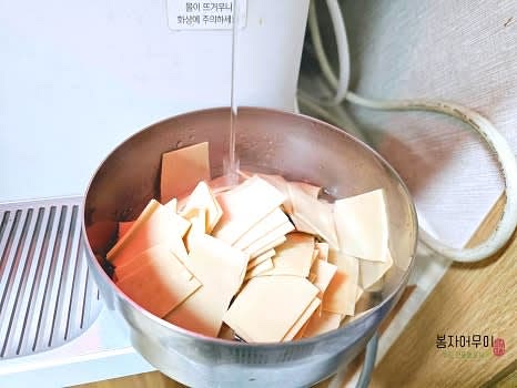 잘라둔 포두부를 온수에 잠시 담가서 세척합니다.