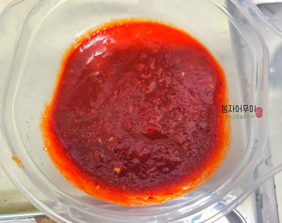 초장을 반컵, 쫄면장을 반컵 섞어 양념장을 만듭니다. 다진 마늘 2개를 추가합니다.