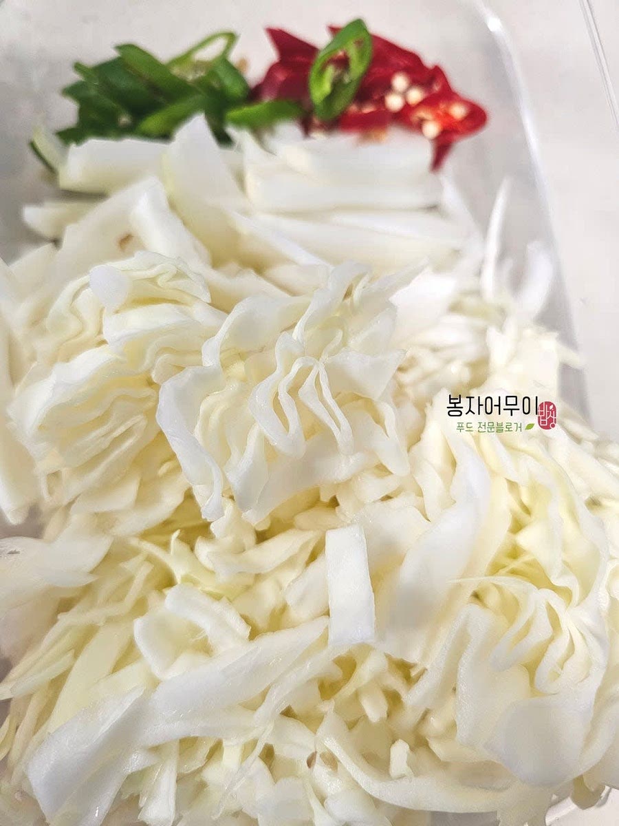 양배추와 양파는 채 썰고 청양고추도 얇게 썰어줍니다.