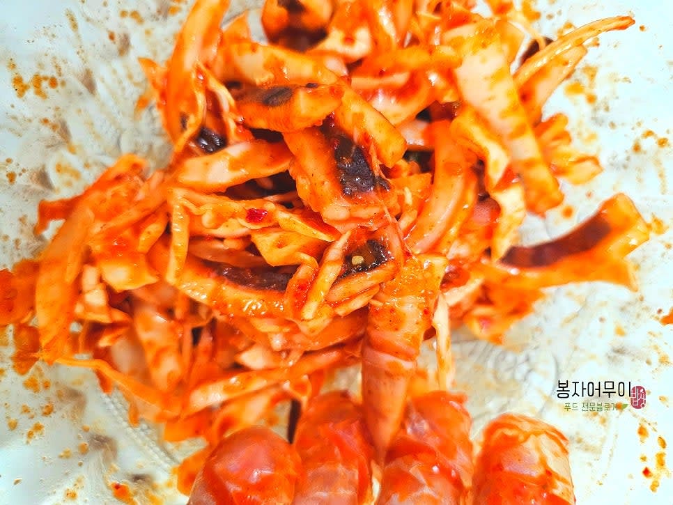 준비한 야채와 오징어를 큰 볼에 담고 양념장을 넣어 잘 버무립니다.