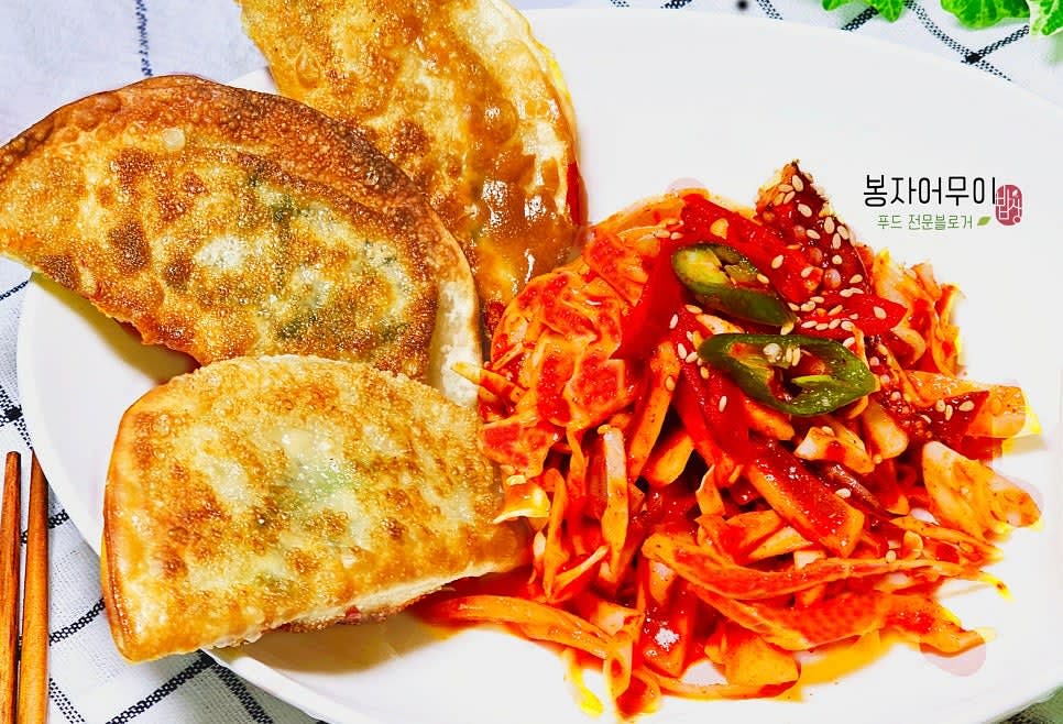 접시에 담아 차가운 상태로 서빙합니다.