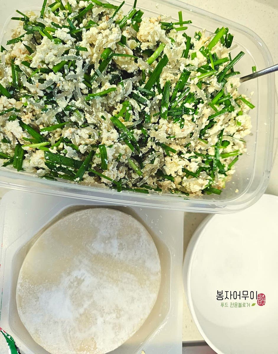 당면, 잘게 자른 두부, 부추, 양파, 마늘을 모두 섞어 만두소를 만듭니다. 소금 반 스푼, 맛소금 반 스푼, 간장 1스푼, 참기름을 넣어 간을 맞춥니다.