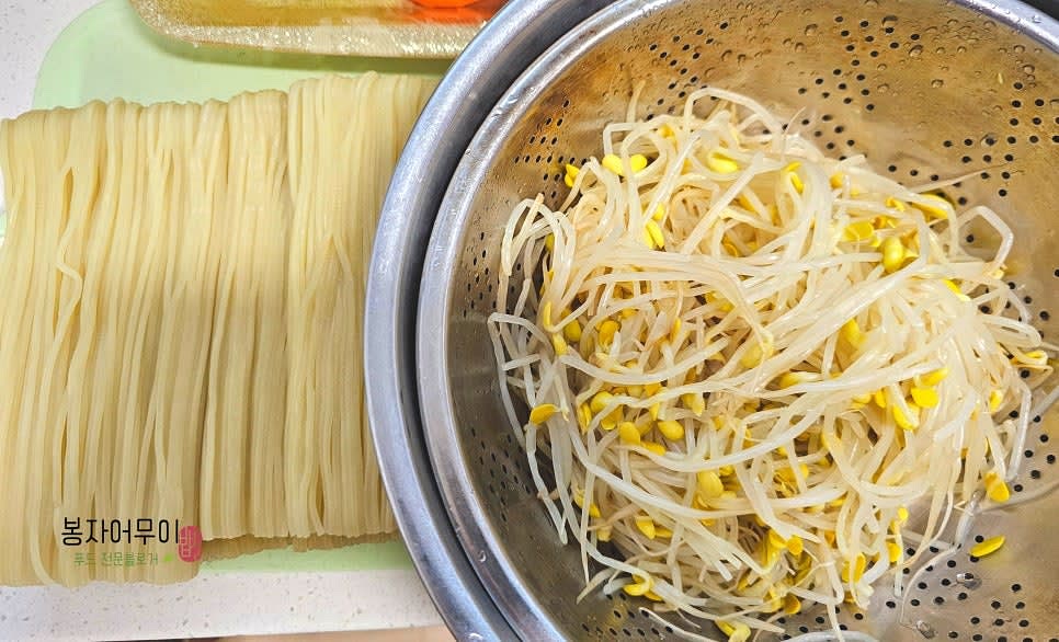 콩나물을 끓는 물에 살짝 데쳐 준비합니다.