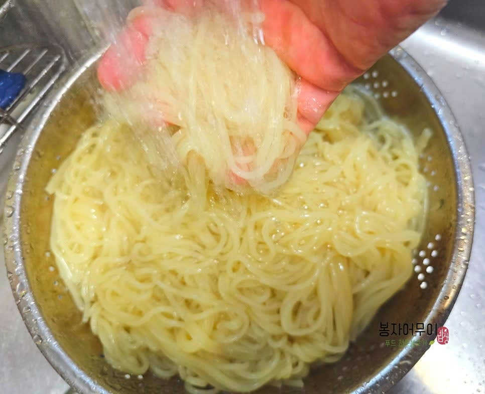 쫄면을 팔팔 끓는 물에 2분 30초간 삶은 후 찬물에 헹구고 물기를 뺍니다.