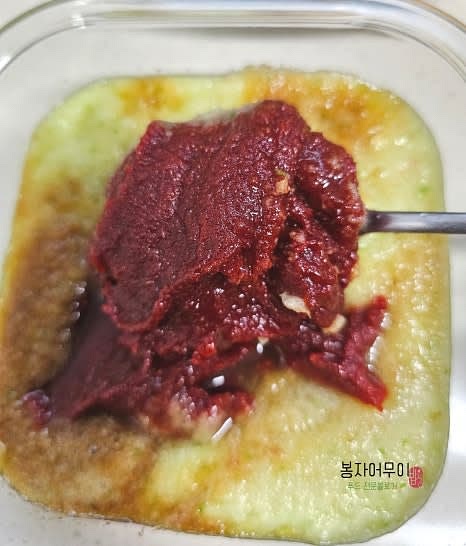 쫄면 양념장을 만듭니다: 사과, 양파, 청양고추, 레몬즙을 믹서기에 갈아 준비한 후 식초, 진간장, 고추장, 고춧가루, 설탕, 매실청, 다진 마늘, 참기름, 통깨를 섞어 만듭니다.