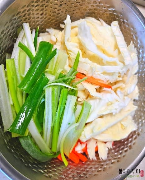 양배추, 당근, 양파를 얇게 채썰고, 대파와 청양고추는 다져줍니다. 마늘도 다져서 준비합니다.