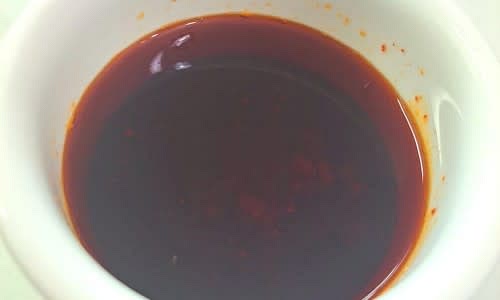 양념장을 준비합니다: 고추기름, 고춧가루, 진간장, 미림, 참치 액젓, 물엿, 설탕을 잘 섞어줍니다. 카레 가루는 선택적으로 추가합니다.