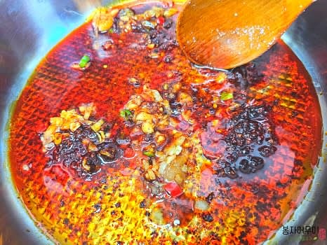 프라이팬에 고추기름을 두르고 마늘을 볶아 향을 내줍니다. 준비한 채소를 넣고 숨이 죽을 때까지 볶아줍니다.