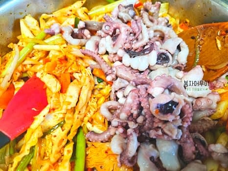 낙지를 넣고 강불에서 빠르게 볶아줍니다. 양념장을 넣고 골고루 섞어줍니다.