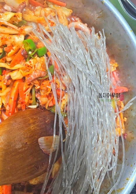 불린 당면을 넣고 양념이 잘 스며들도록 볶아 마무리합니다.