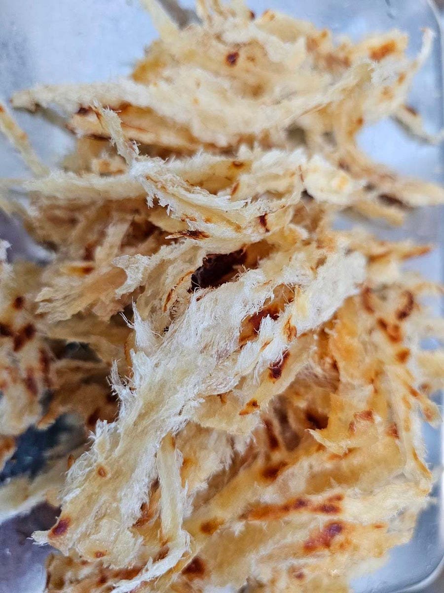 아귀포를 먹기 좋은 크기로 찢어주세요.