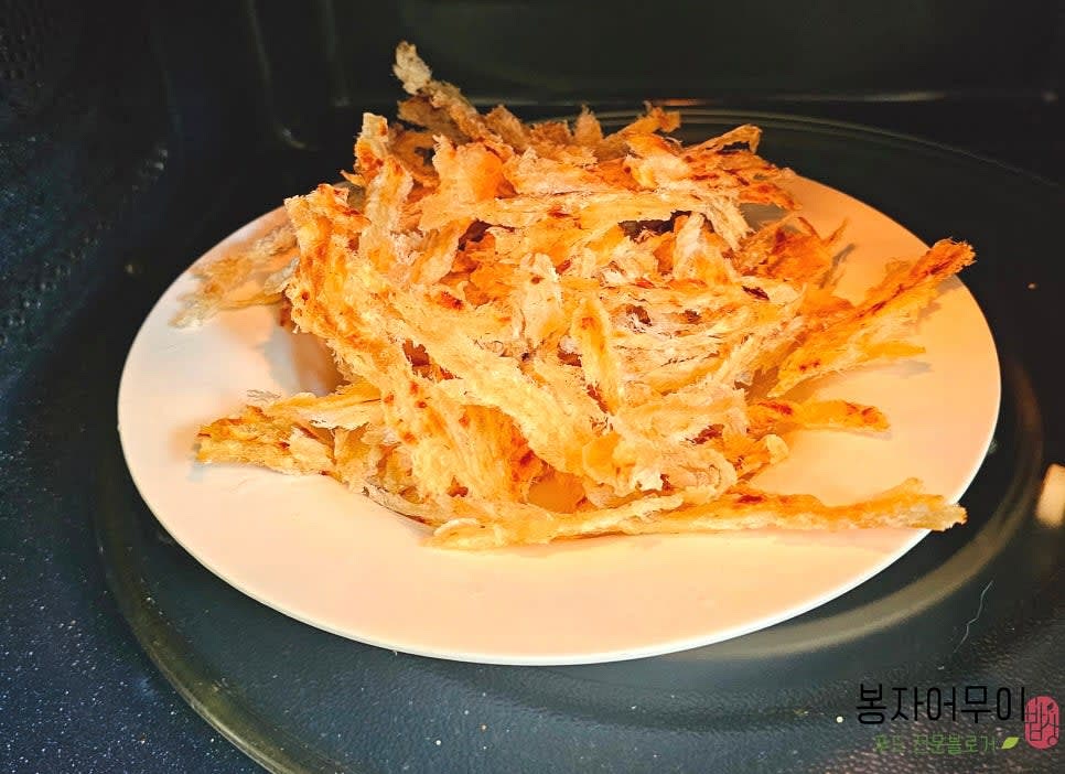 전자레인지에 아귀포를 30초 돌려줍니다. 타지 않게 주의하세요.