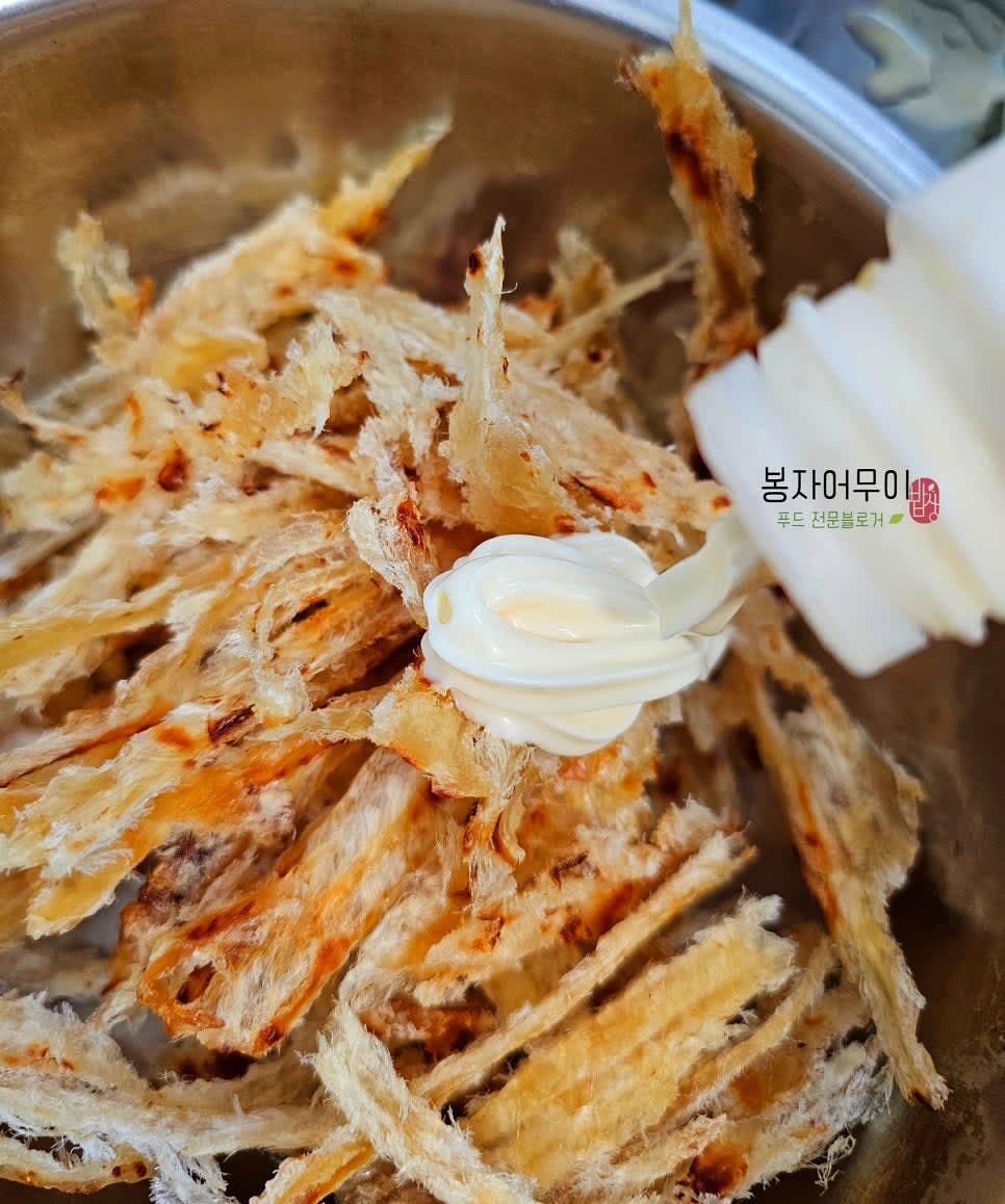 마요네즈 1스푼을 넣고 잘 버무려줍니다.