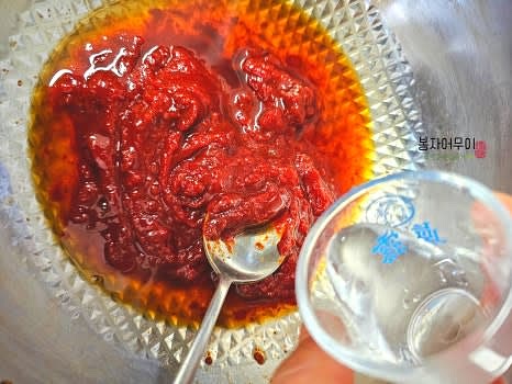 맞춤 양념장을 준비합니다: 맞소금 1스푼, 고추장 2스푼, 물엿 2스푼, 매실청 1스푼, 물 2스푼, 다진 마늘 1스푼을 섞어주세요.