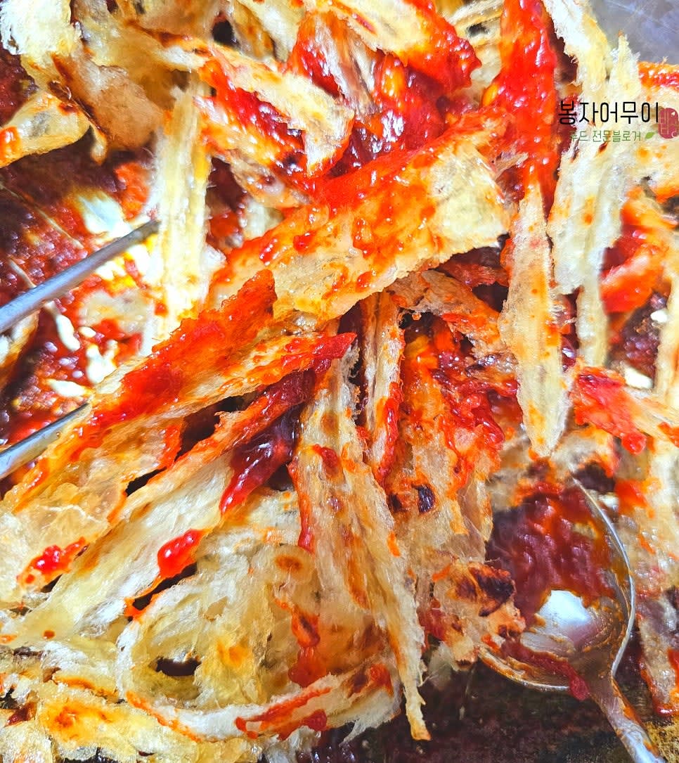 준비한 양념장을 아귀포에 골고루 발라주세요.