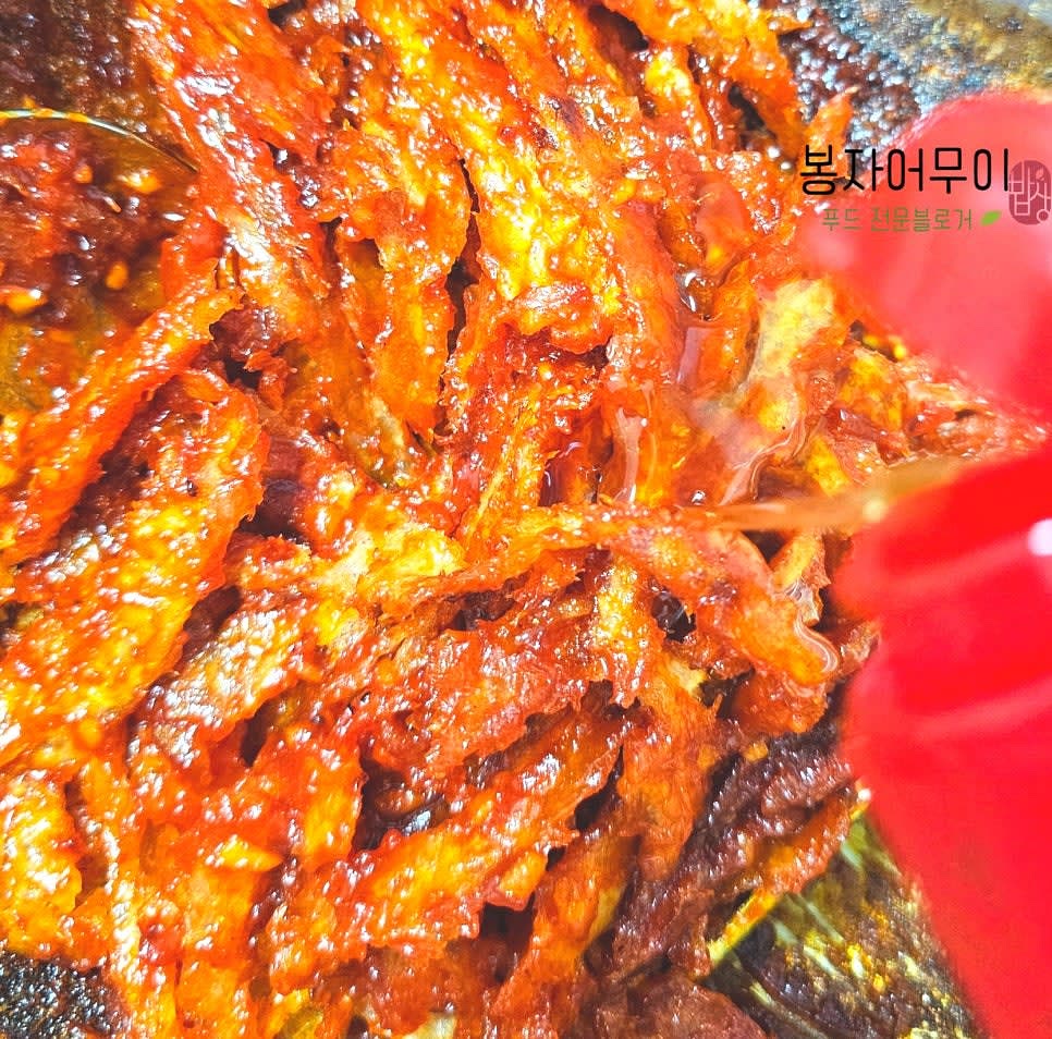 마무리로 참기름 1스푼, 깨소금을 추가해주세요.