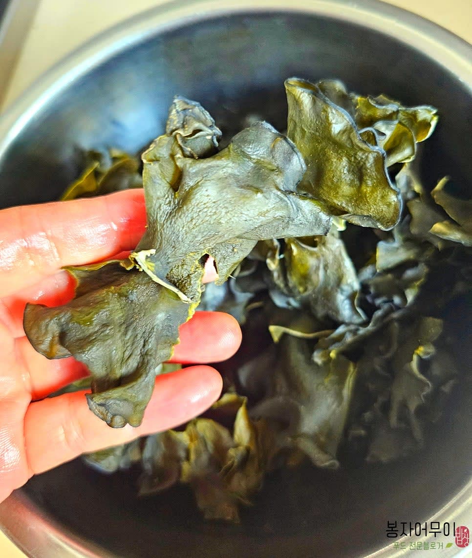 미역귀를 200g 준비하여 물로 씻지 않고 마른 천으로 닦아 말끔히 정리합니다.