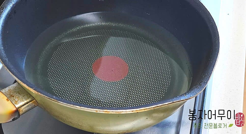 기름을 미리 예열하여 뜨겁게 준비합니다.