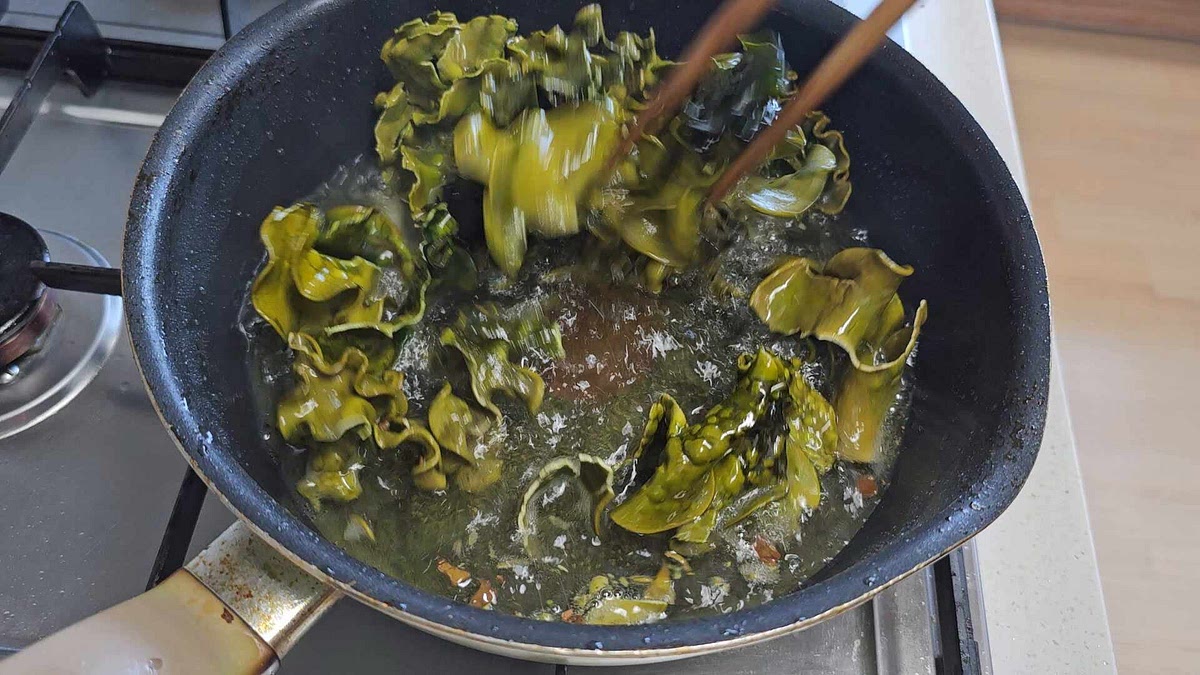 예열된 기름에 미역귀를 넣고 바로 튀긴 뒤 즉시 건져냅니다.