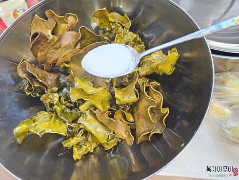 설탕 2스푼을 넣고 골고루 버무려줍니다.