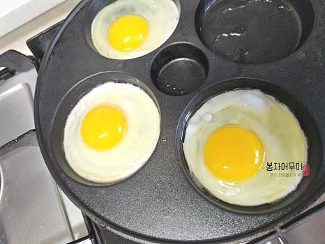 계란은 노릇하게 구워주세요. 노른자가 살아있을 만큼 구워줍니다.