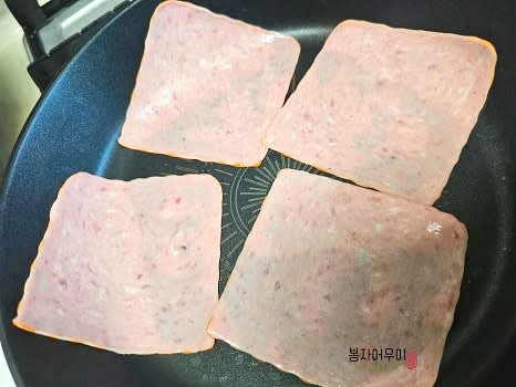 슬라이스 햄은 치아바타 1개당 2장씩, 총 6장을 구워줍니다.